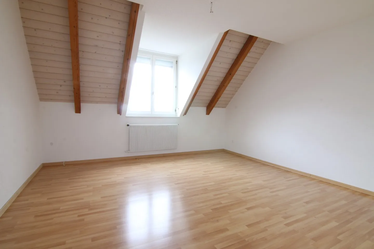 Appartement sous les combles de 5,5 pièces bien entretenu sur deux étages - Photo 6 sur 8