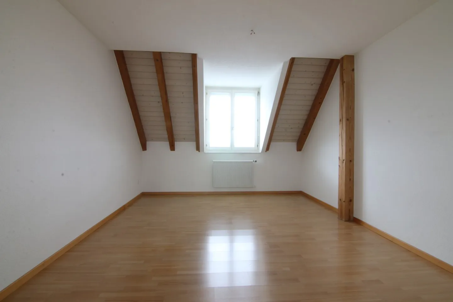 Appartement sous les combles de 5,5 pièces bien entretenu sur deux étages - Photo 7 sur 8