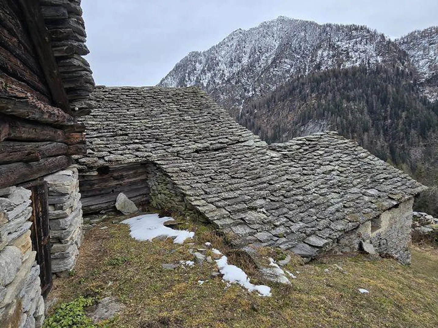 3 Rustici da Ristrutturare in una Posizione Molto Soleggiata e Tranquilla con Vista - Foto 4 di 31