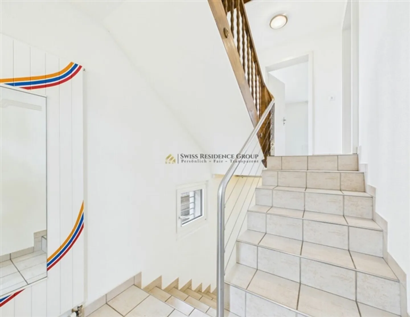 Casa unifamiliare diversificata con opportunità commerciale e ascensore per auto - Foto 4 di 12