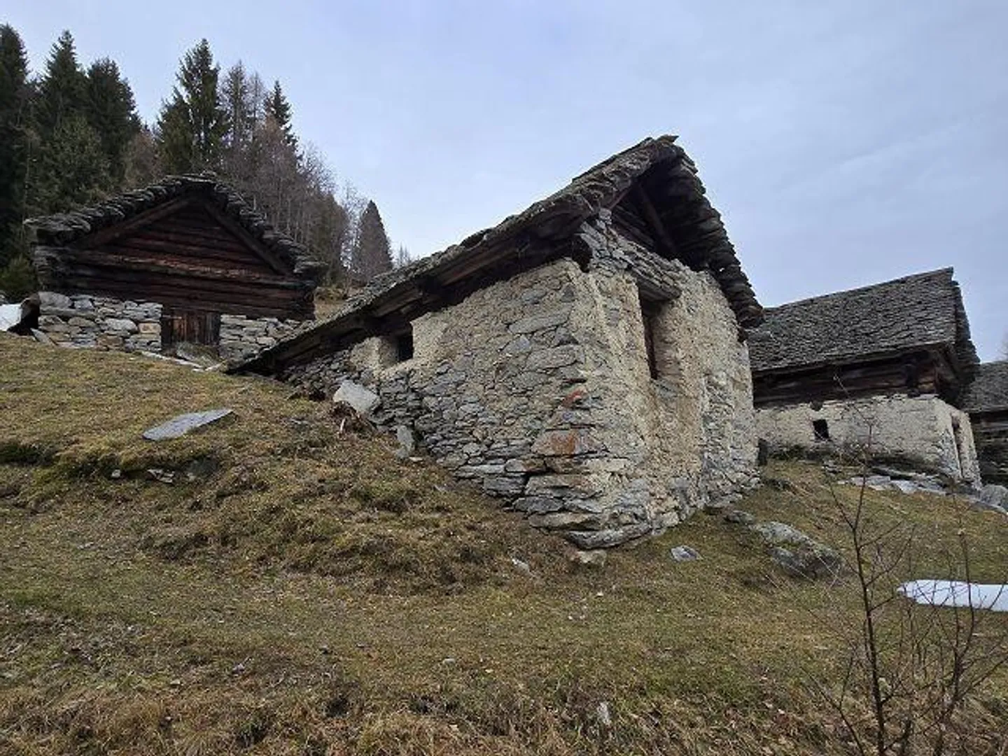 3 Rustici da Ristrutturare in una Posizione Molto Soleggiata e Tranquilla con Vista - Foto 5 di 31