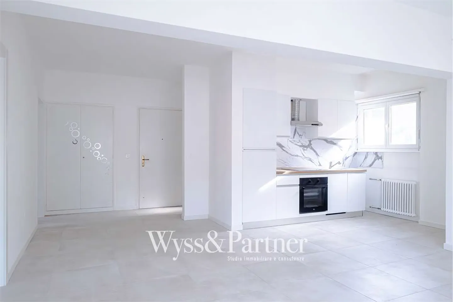 Completely renovated 3.5-room apartment in a quiet area - Photo 2 of 9