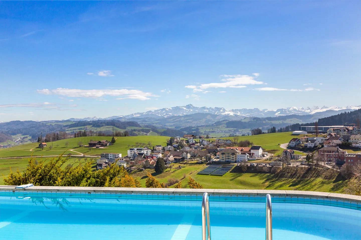 Einzigartiges Herrschaftshaus mit spektakulärer Weitsicht - Foto 2 di 2