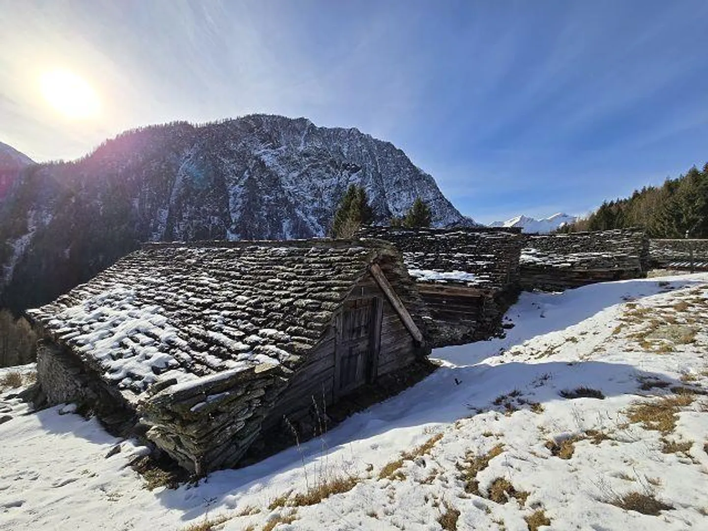 3 Rustici da Ristrutturare in una Posizione Molto Soleggiata e Tranquilla con Vista - Foto 1 di 31