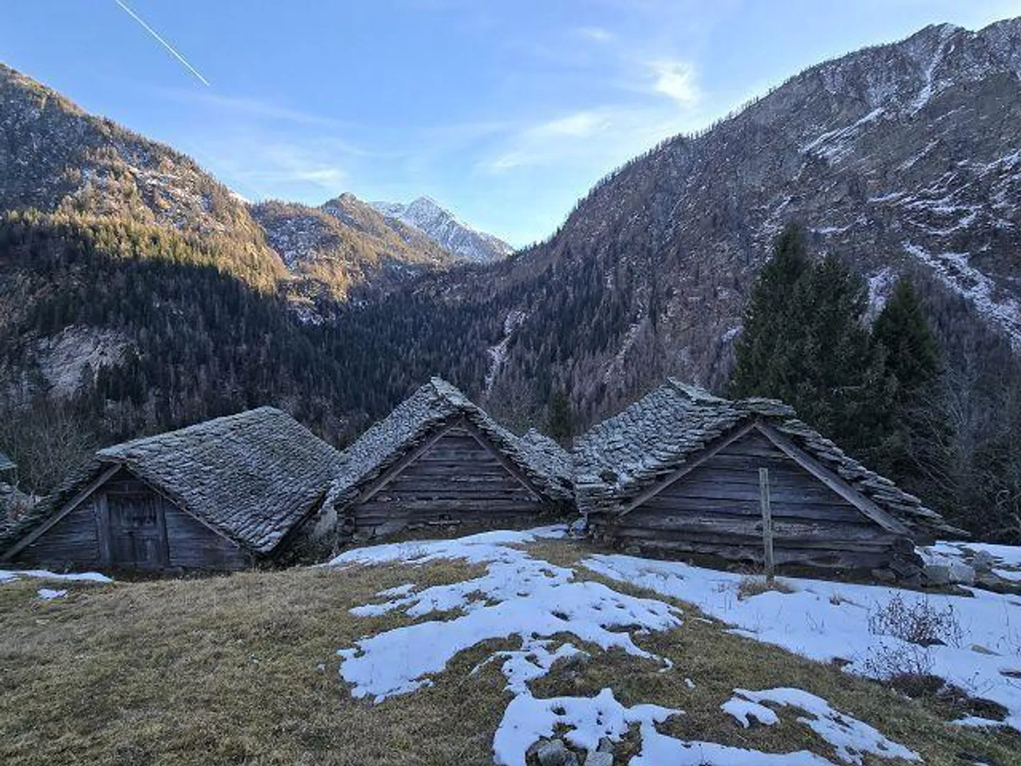 3 Rustici da Ristrutturare in una Posizione Molto Soleggiata e Tranquilla con Vista - Foto 2 di 31