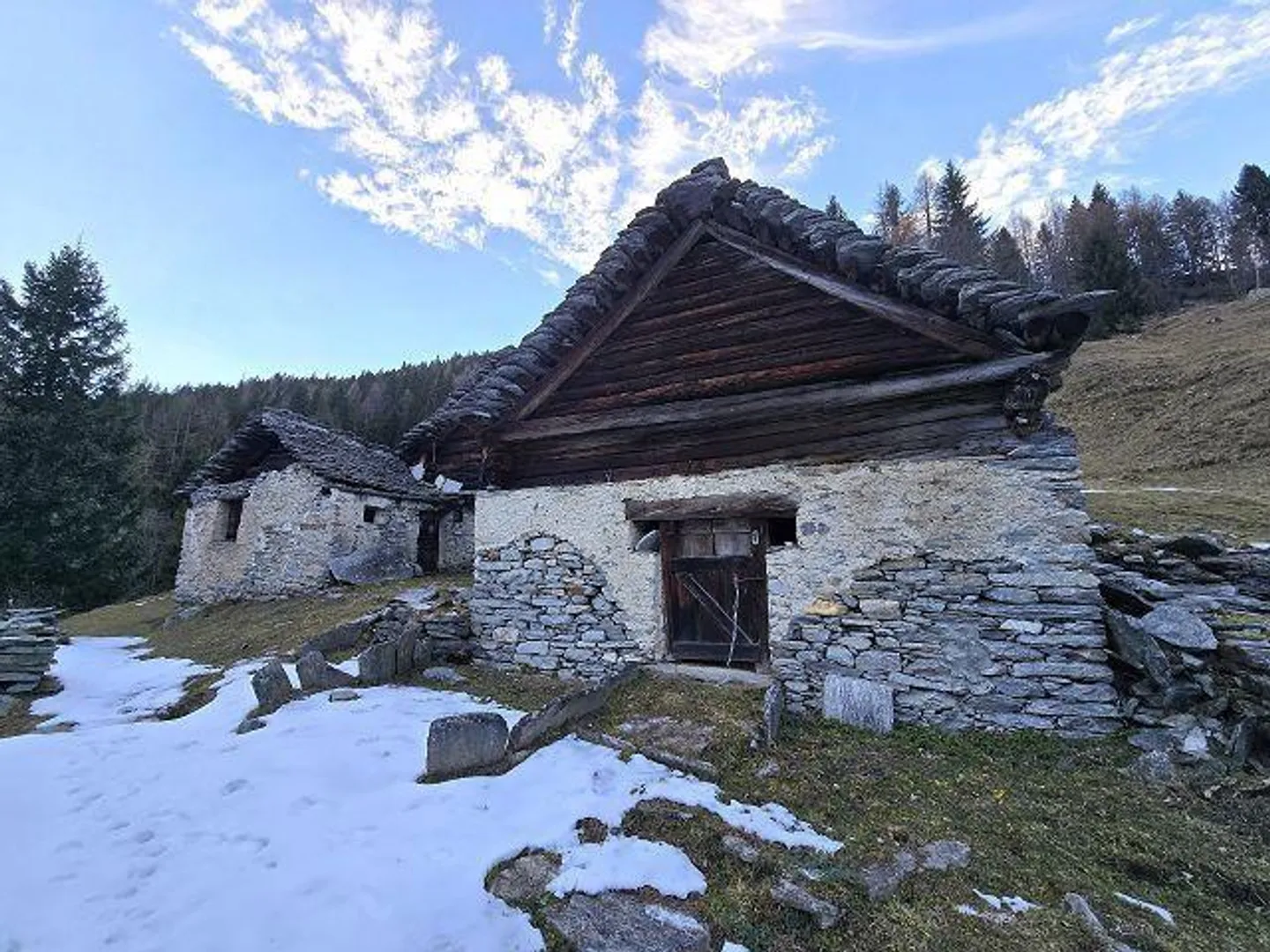3 Rustici da Ristrutturare in una Posizione Molto Soleggiata e Tranquilla con Vista - Foto 3 di 31