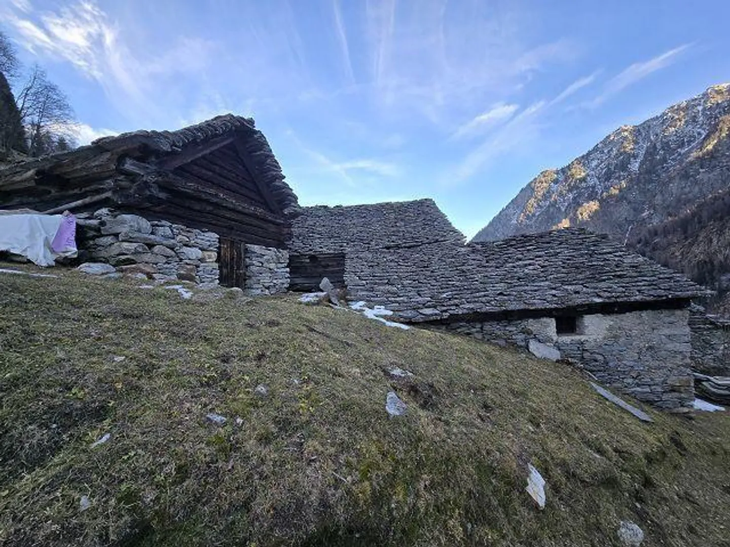 3 Rustici da Ristrutturare in una Posizione Molto Soleggiata e Tranquilla con Vista - Foto 6 di 31