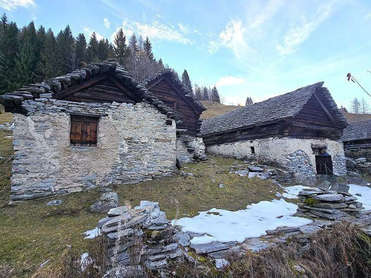 3 Rustici da Ristrutturare in una Posizione Molto Soleggiata e Tranquilla con Vista - Foto 8 di 31