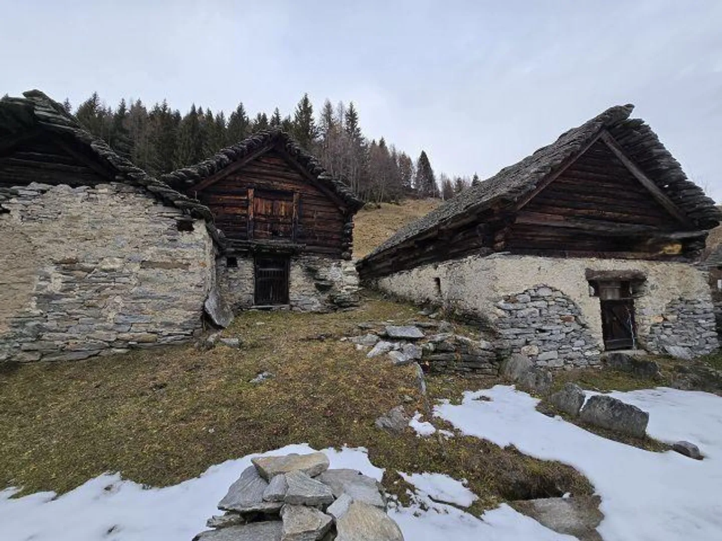 3 Rustici da Ristrutturare in una Posizione Molto Soleggiata e Tranquilla con Vista - Foto 9 di 31