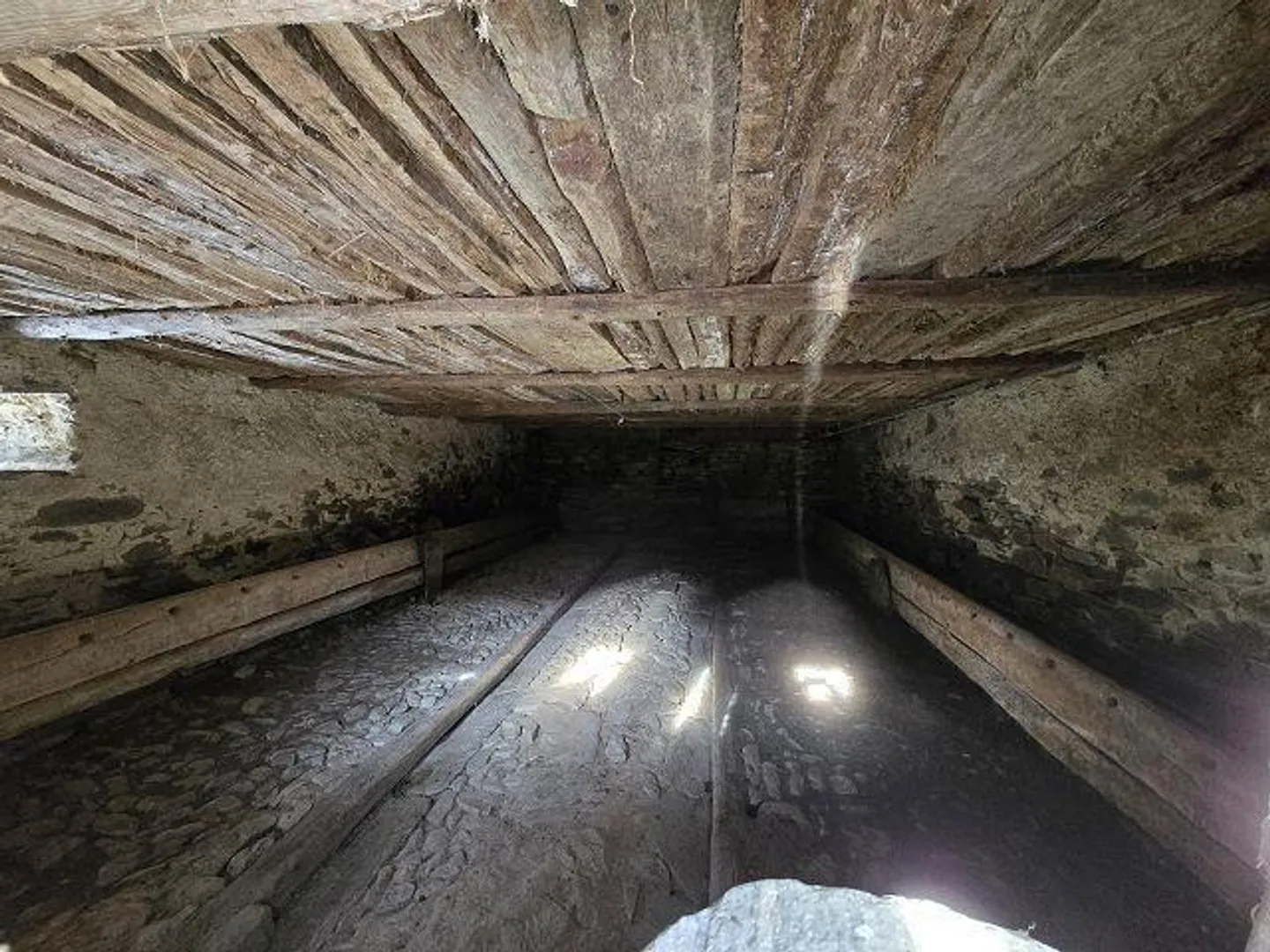 3 Rustici da Ristrutturare in una Posizione Molto Soleggiata e Tranquilla con Vista - Foto 12 di 31