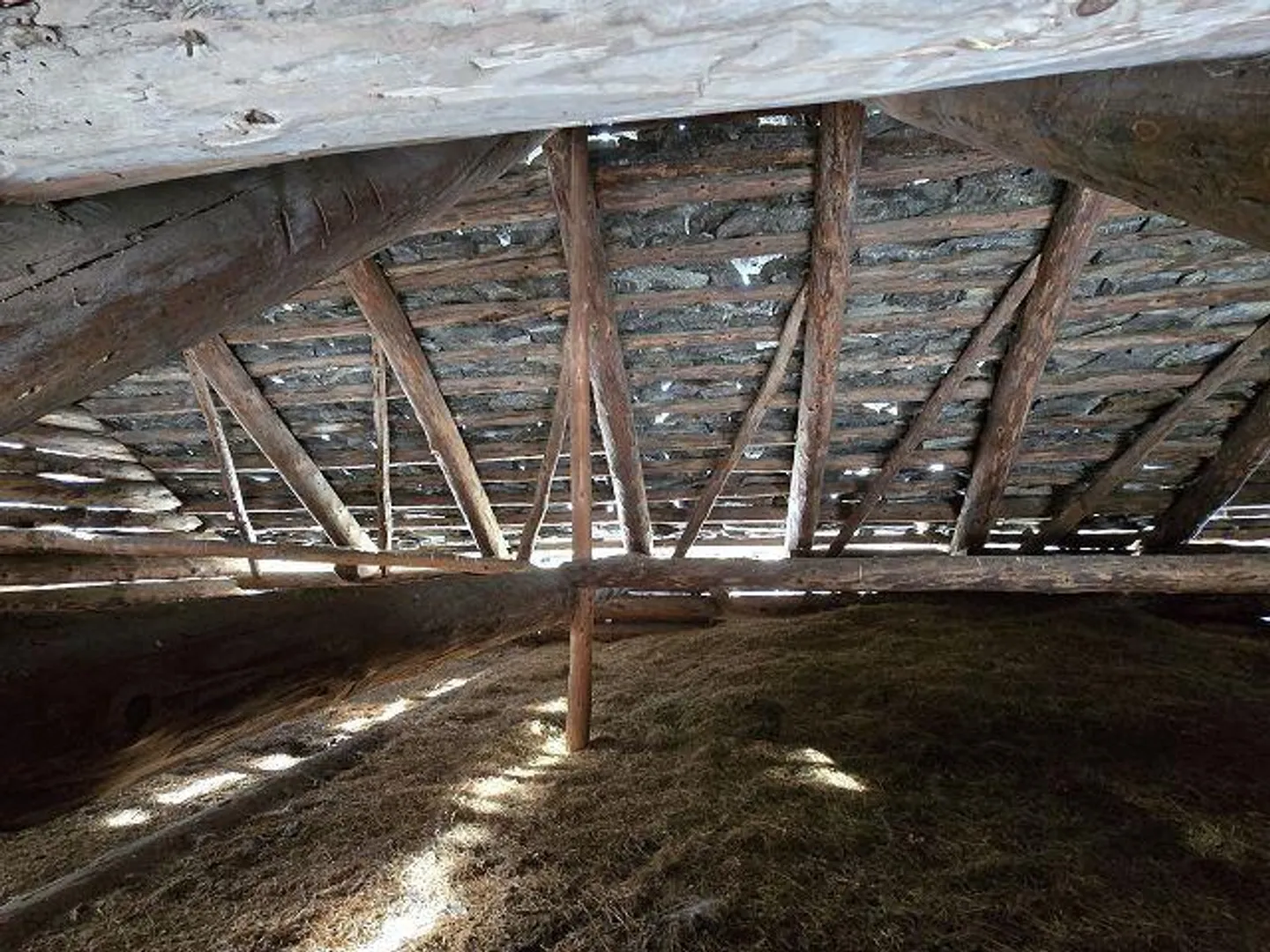 3 Rustici da Ristrutturare in una Posizione Molto Soleggiata e Tranquilla con Vista - Foto 13 di 31