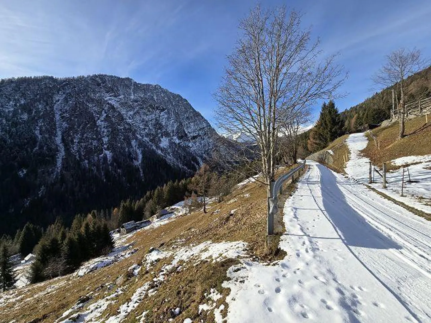 3 Rustici da Ristrutturare in una Posizione Molto Soleggiata e Tranquilla con Vista - Foto 23 di 31