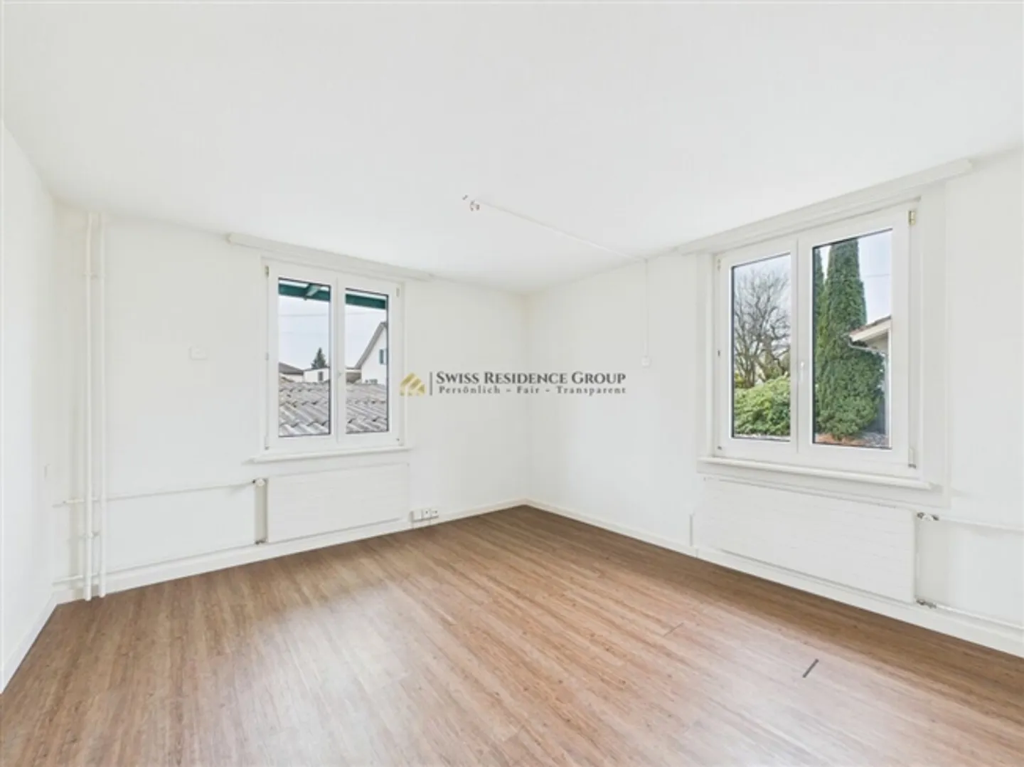 Casa unifamiliare diversificata con opportunità commerciale e ascensore per auto - Foto 7 di 12