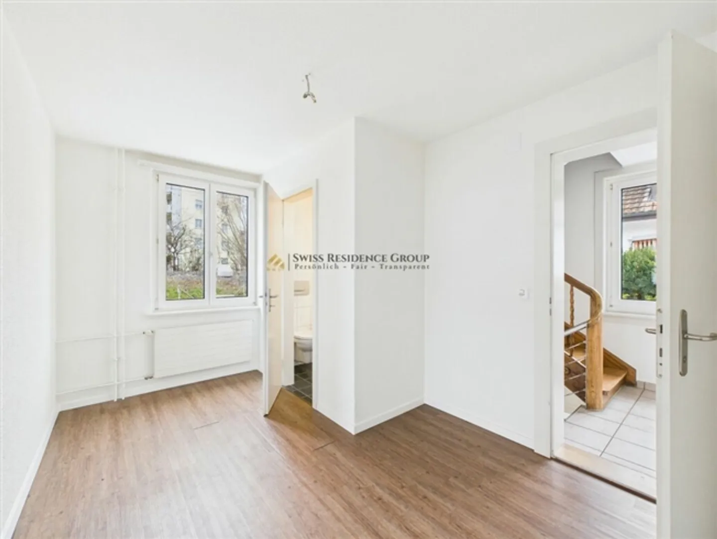 Casa unifamiliare diversificata con opportunità commerciale e ascensore per auto - Foto 10 di 12