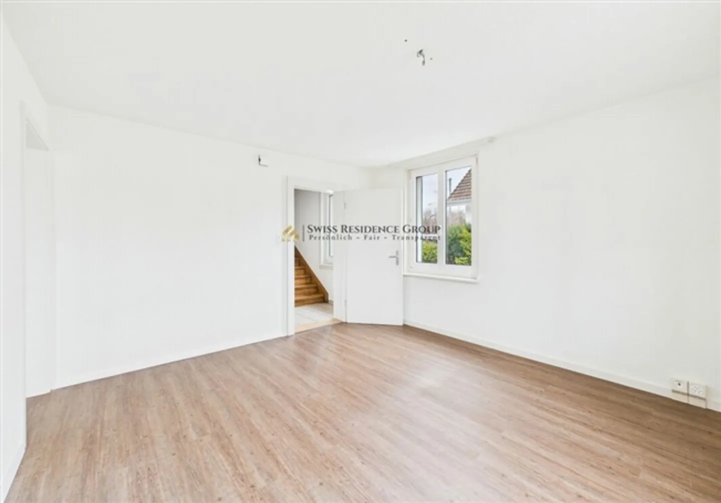 Casa unifamiliare diversificata con opportunità commerciale e ascensore per auto - Foto 5 di 12