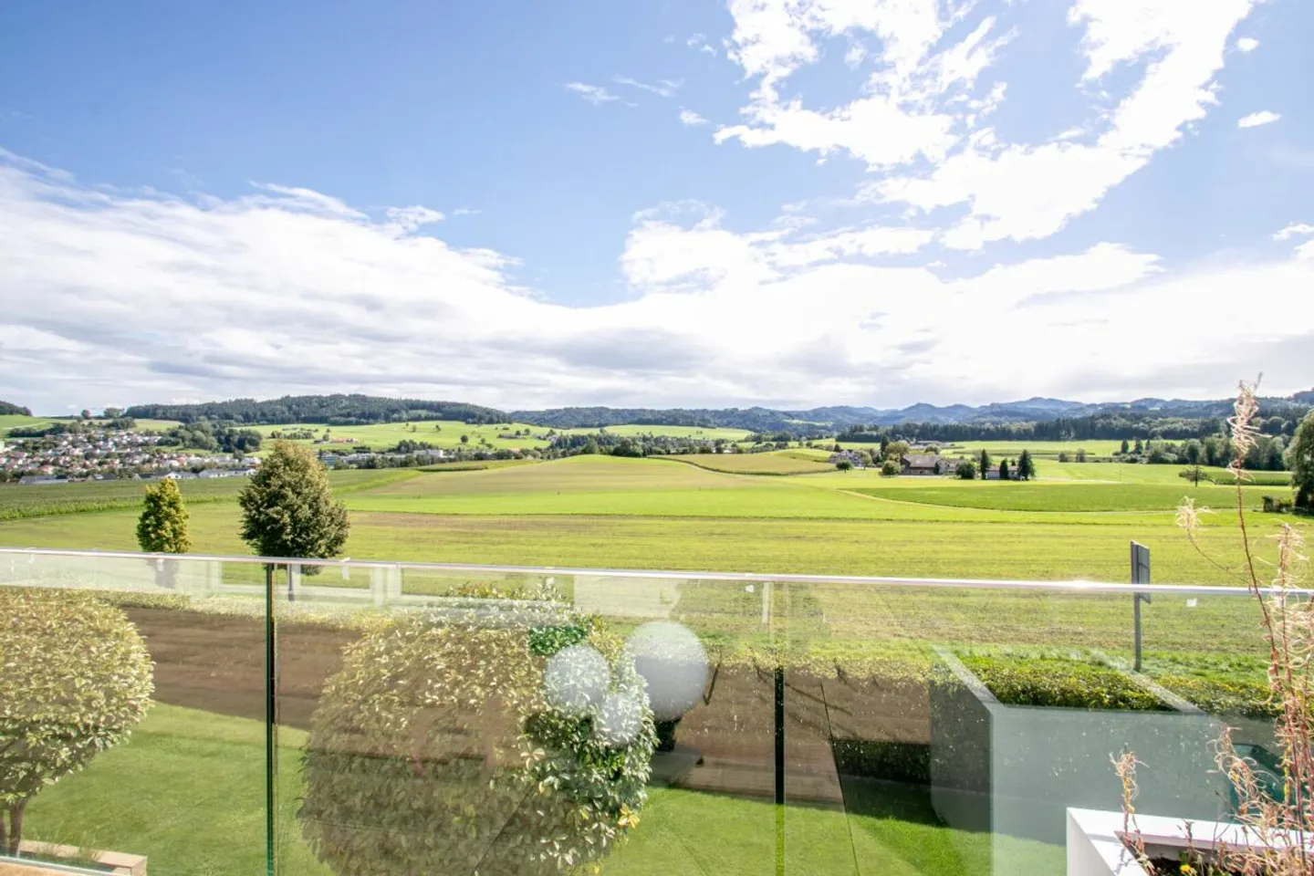 Maison individuelle exclusive de 5,5 pièces avec piscine et vue imprenable - Photo 17 sur 24