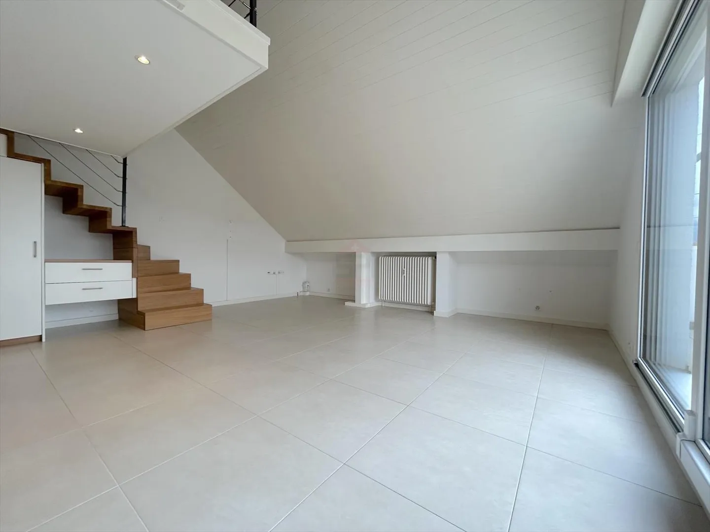 Attic with 3 rooms, 91m2 living space, quiet and with unobstructed view - Photo 2 of 9