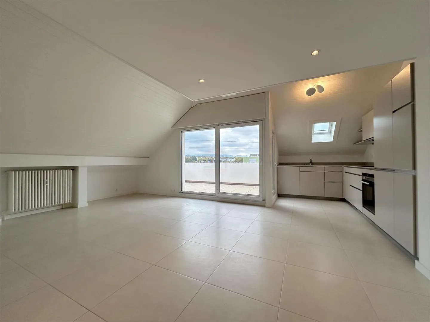 Attic with 3 rooms, 91m2 living space, quiet and with unobstructed view - Photo 3 of 9