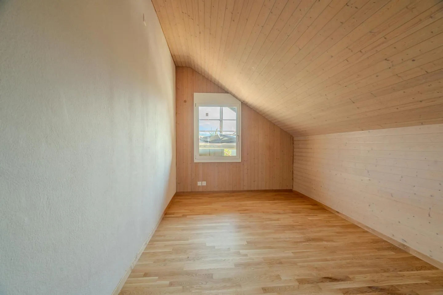 Modernisierte 5.5-Zimmerdachwohnung in Sarnen - Foto 2 von 11