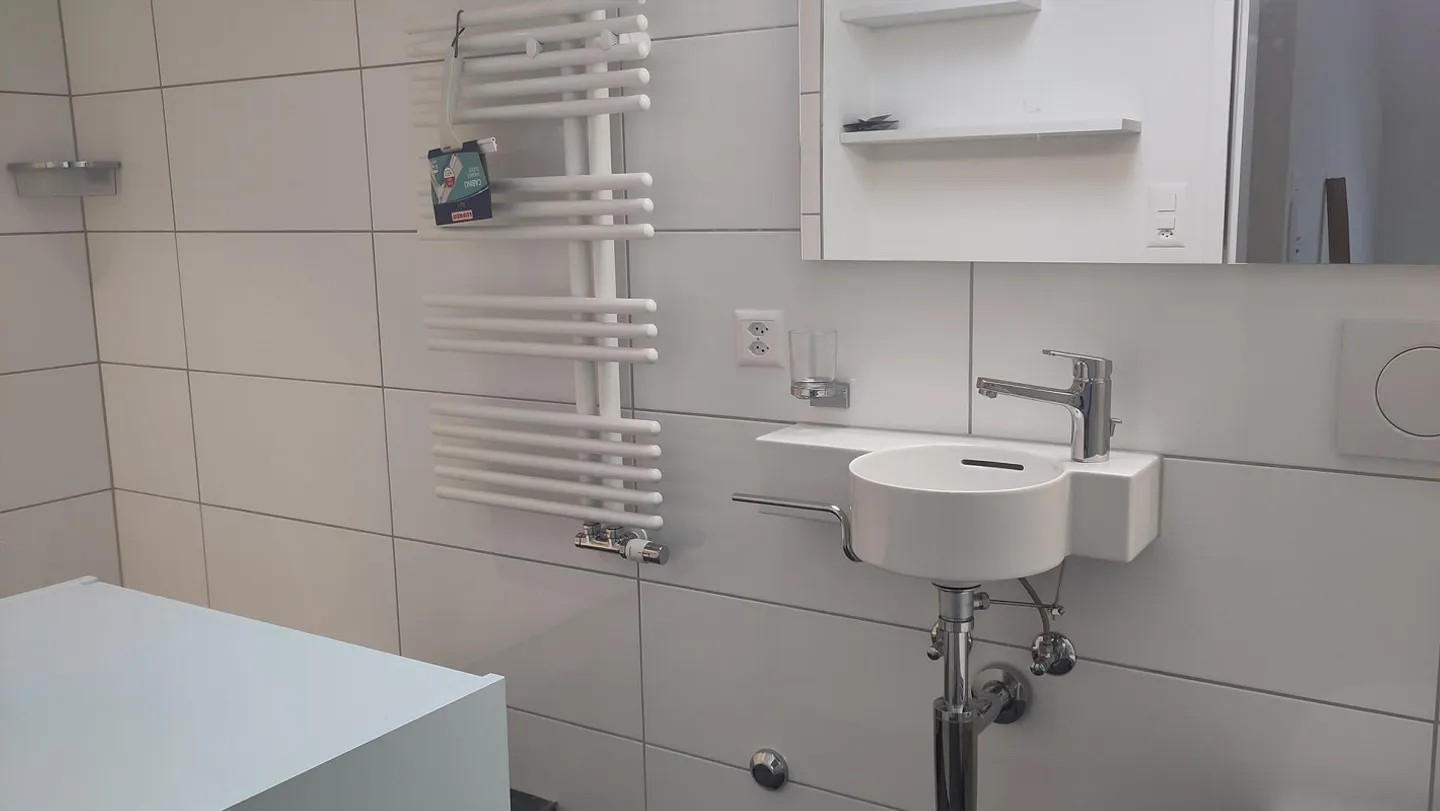 Appartement en penthouse de 2 pièces fraîchement rénové - Photo 2 sur 7