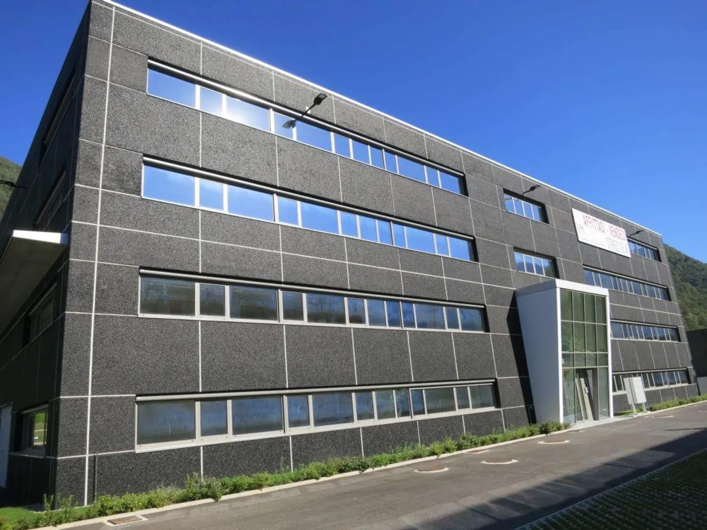Surfaces commerciales/bureaux de 150 à 1 150 m² - Photo 1 sur 8