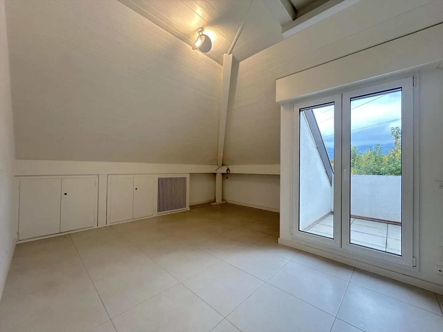 Attic with 3 rooms, 91m2 living space, quiet and with unobstructed view - Photo 8 of 9
