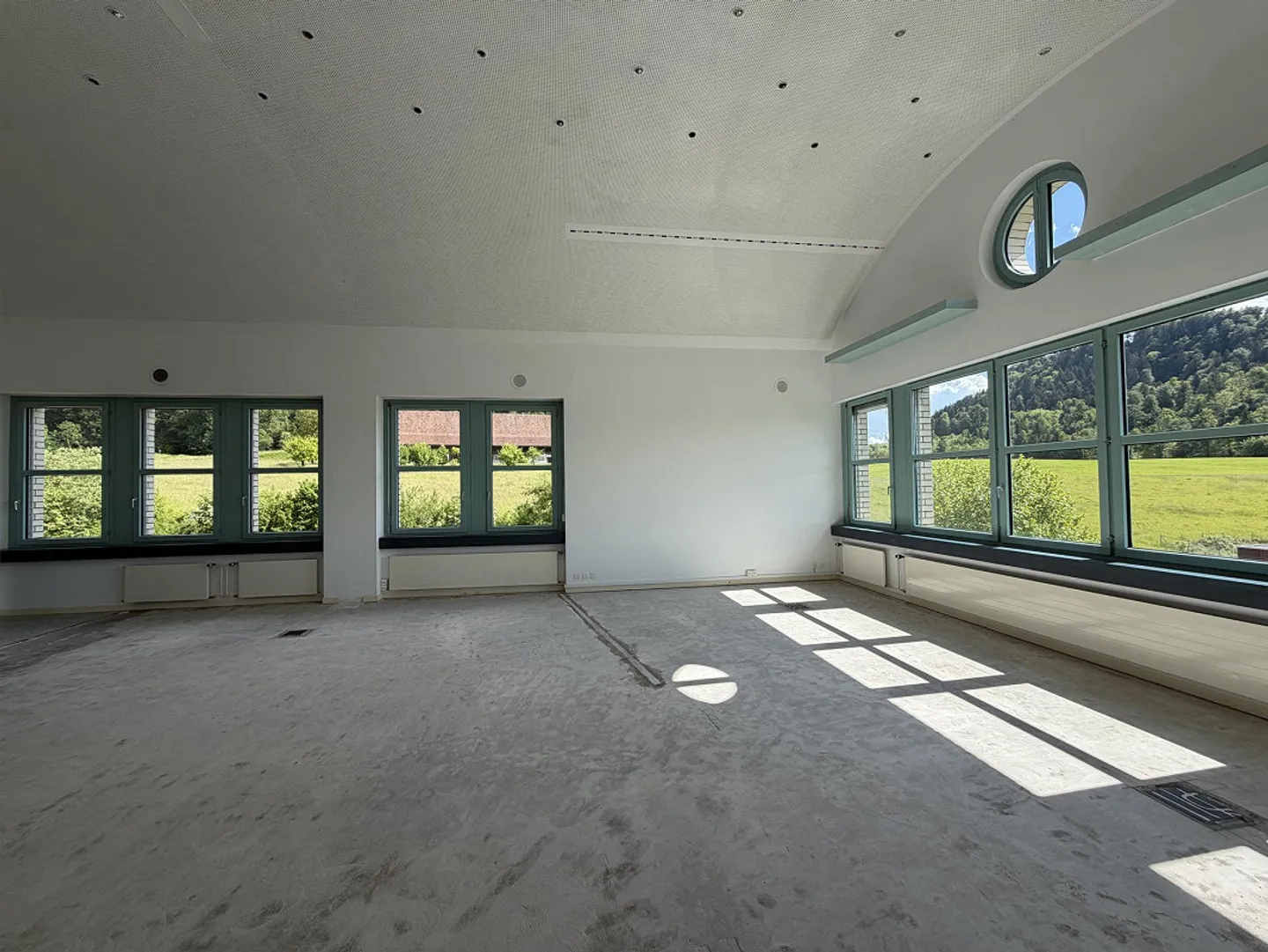 Ufficio / Studio / Sala di formazione / Spazio commerciale con cucina in mansarda - Foto 2 di 17