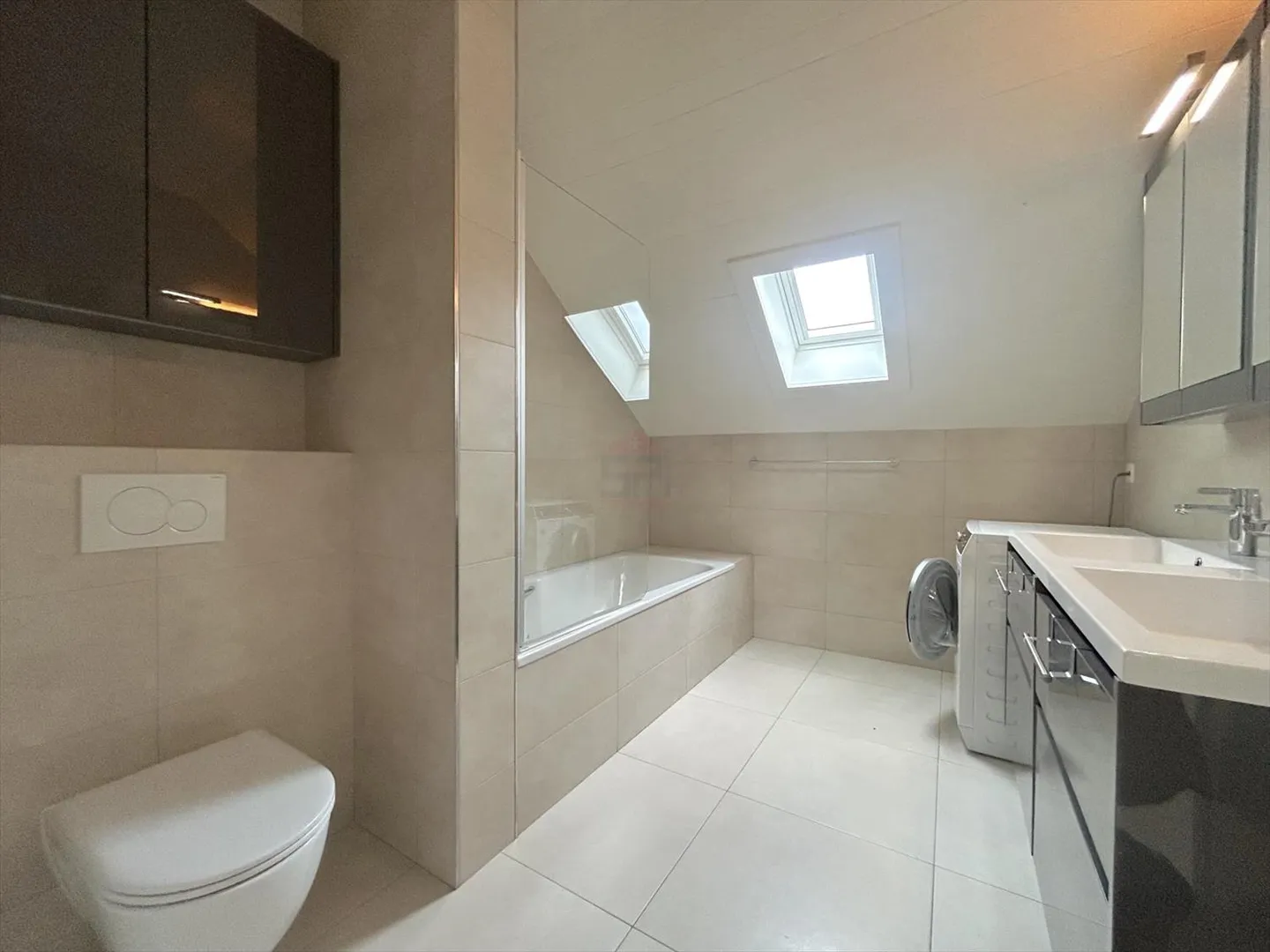 Attic with 3 rooms, 91m2 living space, quiet and with unobstructed view - Photo 9 of 9