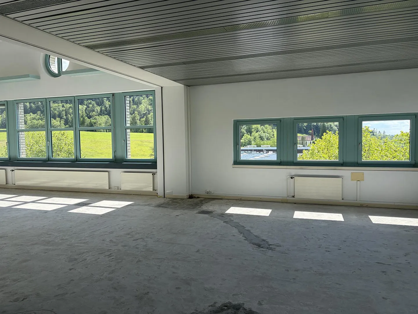 Ufficio / Studio / Sala di formazione / Spazio commerciale con cucina in mansarda - Foto 3 di 17