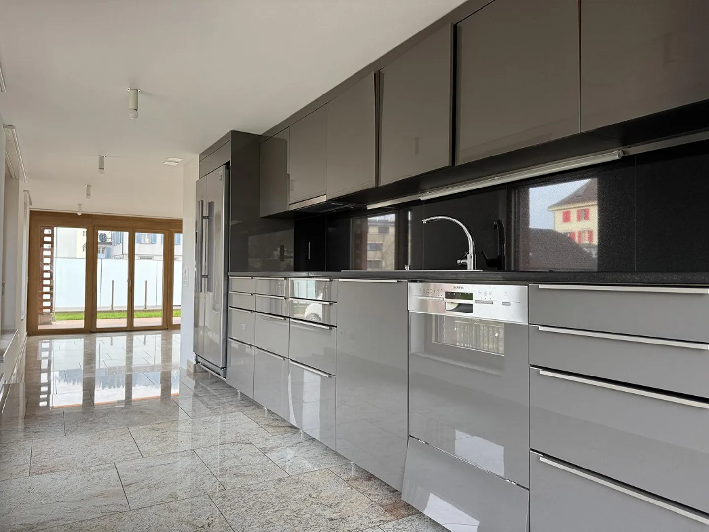 Modern 4.5 room apartment with terrace - Photo 2 of 15