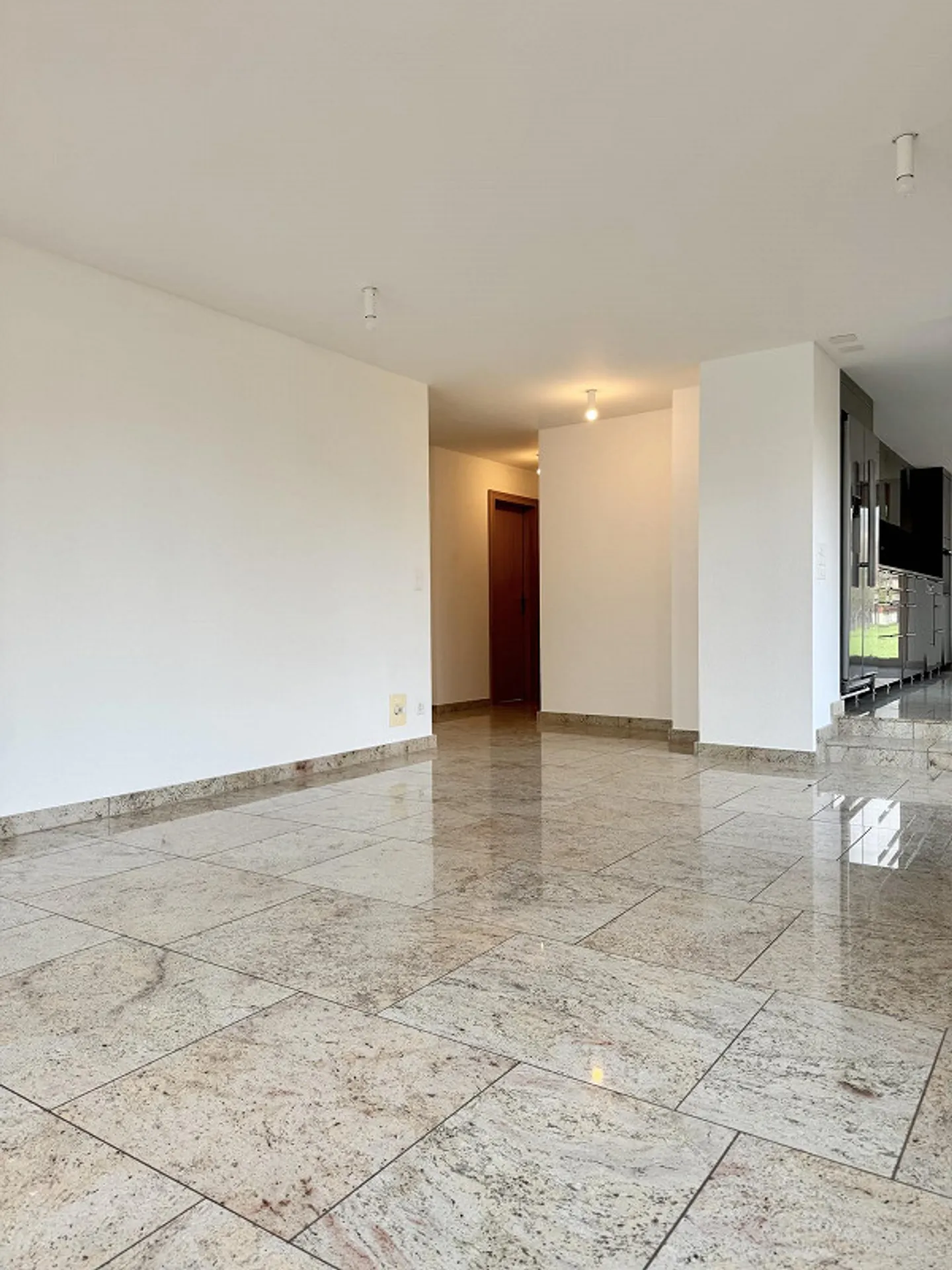 Modern 4.5 room apartment with terrace - Photo 3 of 15