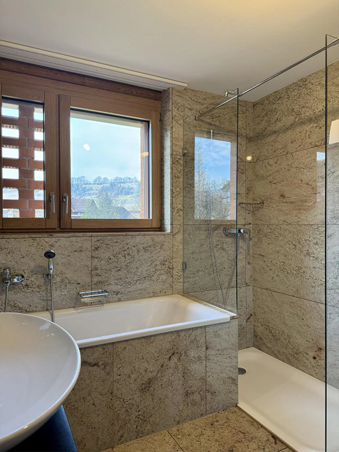 Modern 4.5 room apartment with terrace - Photo 6 of 15