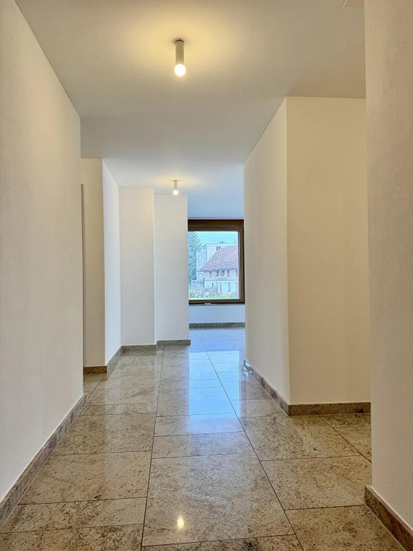 Modern 4.5 room apartment with terrace - Photo 4 of 15