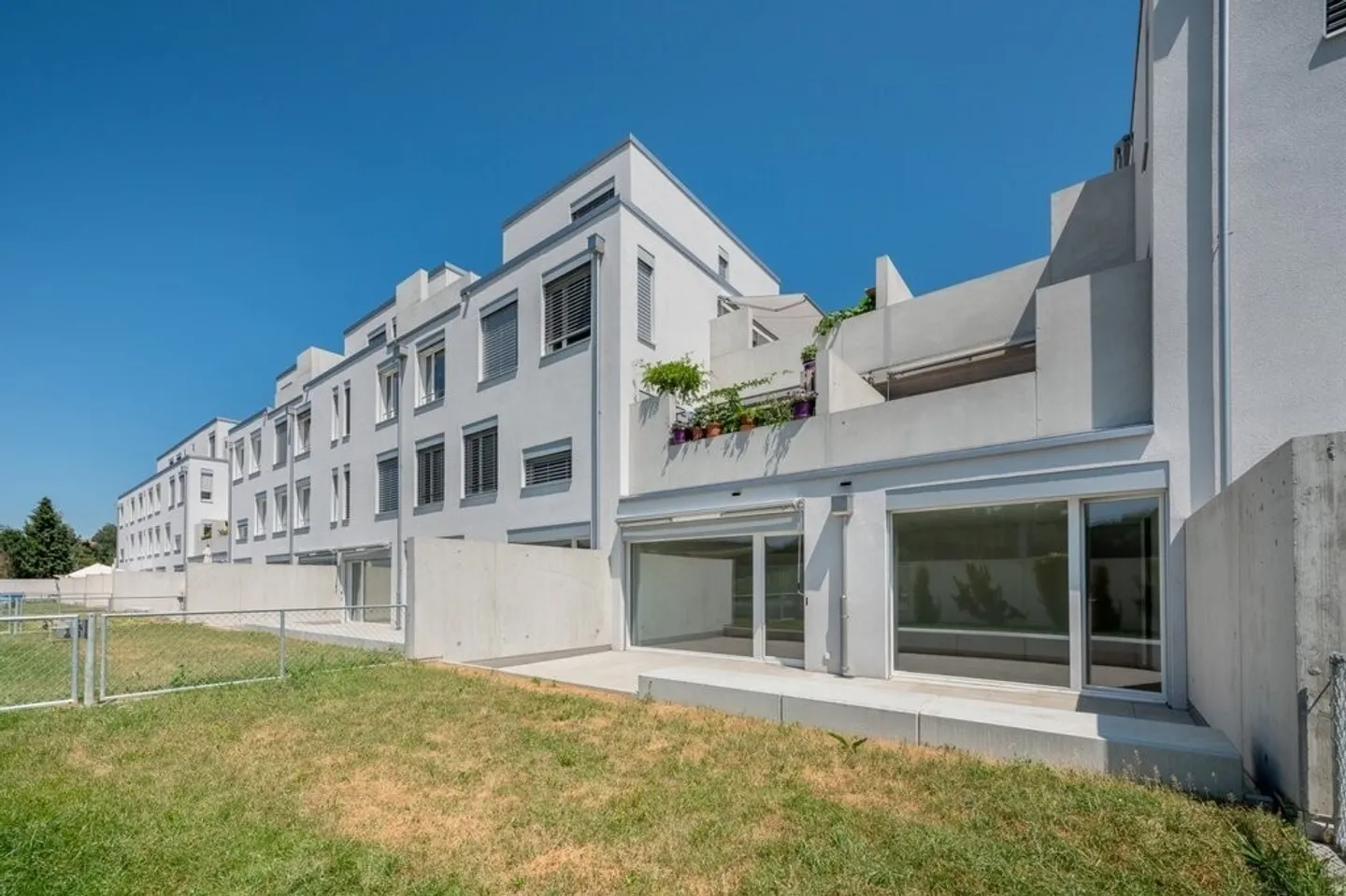 Bonheur de vivre avec espace de sièges et pelouse privée - Photo 1 sur 8