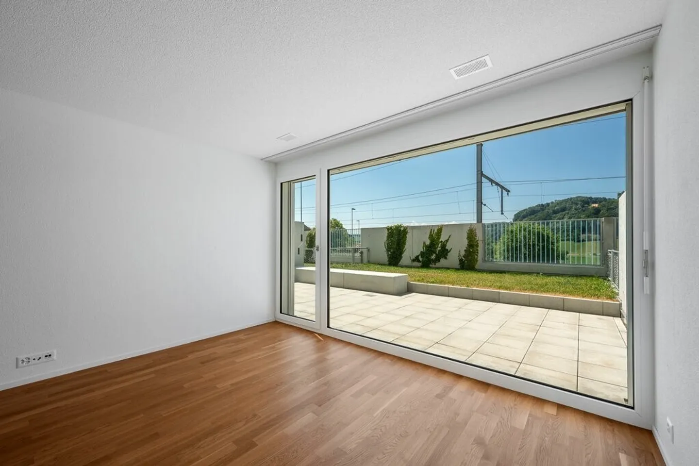 Bonheur de vivre avec espace de sièges et pelouse privée - Photo 2 sur 8
