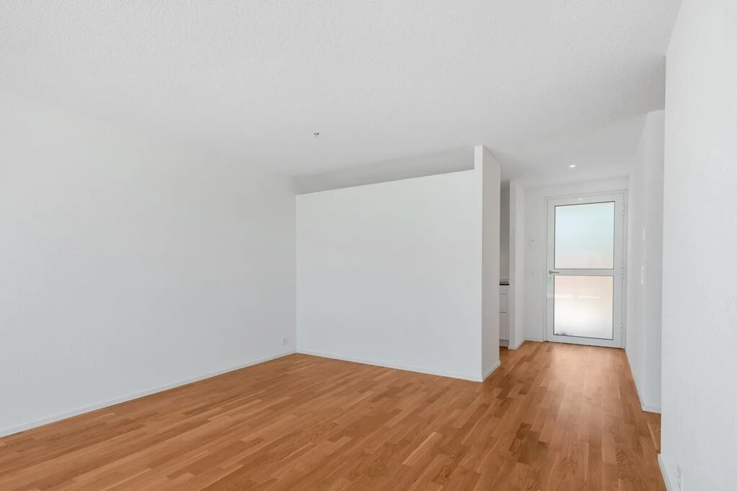 Bonheur de vivre avec espace de sièges et pelouse privée - Photo 3 sur 8