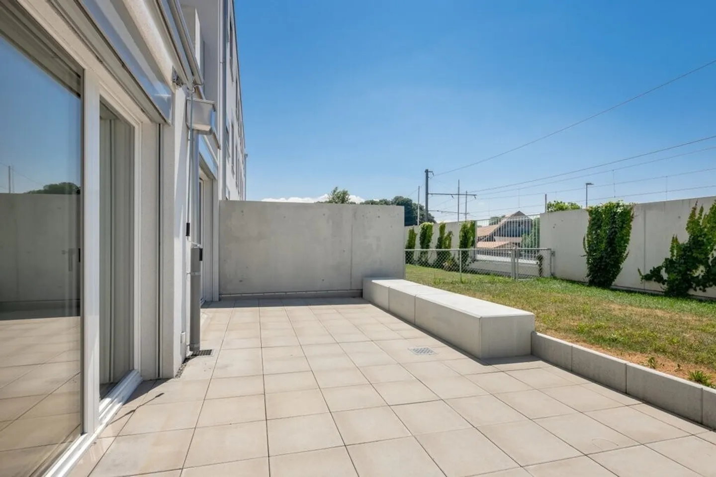Bonheur de vivre avec espace de sièges et pelouse privée - Photo 7 sur 8