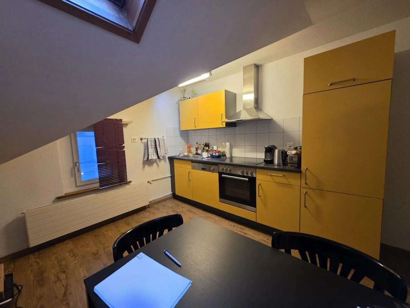 Charmante Dachwohnung mit Balkon - Foto 2 von 8