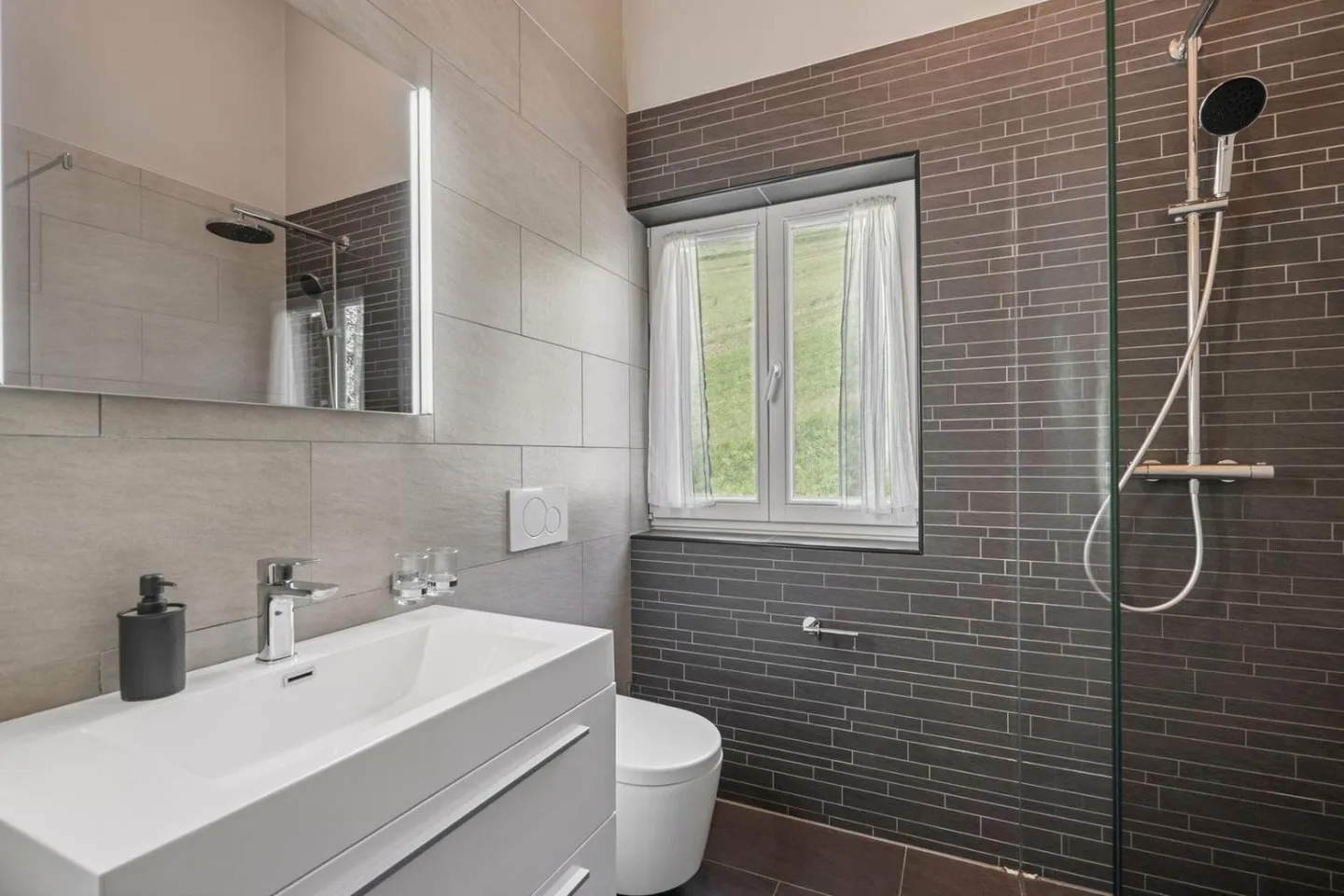 Modern Chalet with 4 Rooms between Ollon and Villars - Photo 11 of 13