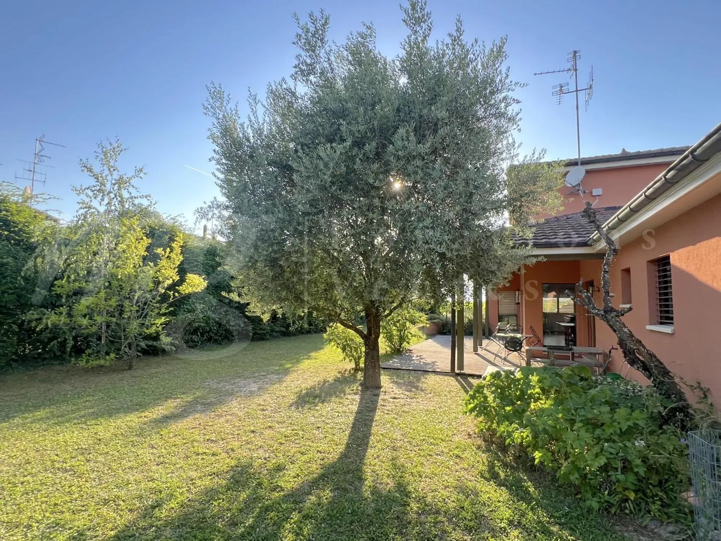Beautiful individual house of 250 m2 living space - Charming enclosed and tree-stocked garden - Quiet and 1100 m2 large - Photo 3 of 9