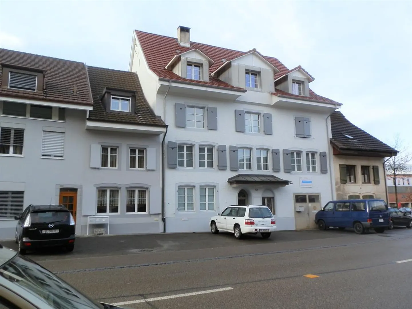 RENOVATED 1-ROOM APARTMENT ON THE GROUND FLOOR IN A CENTRAL LOCATION - Photo 1 of 3