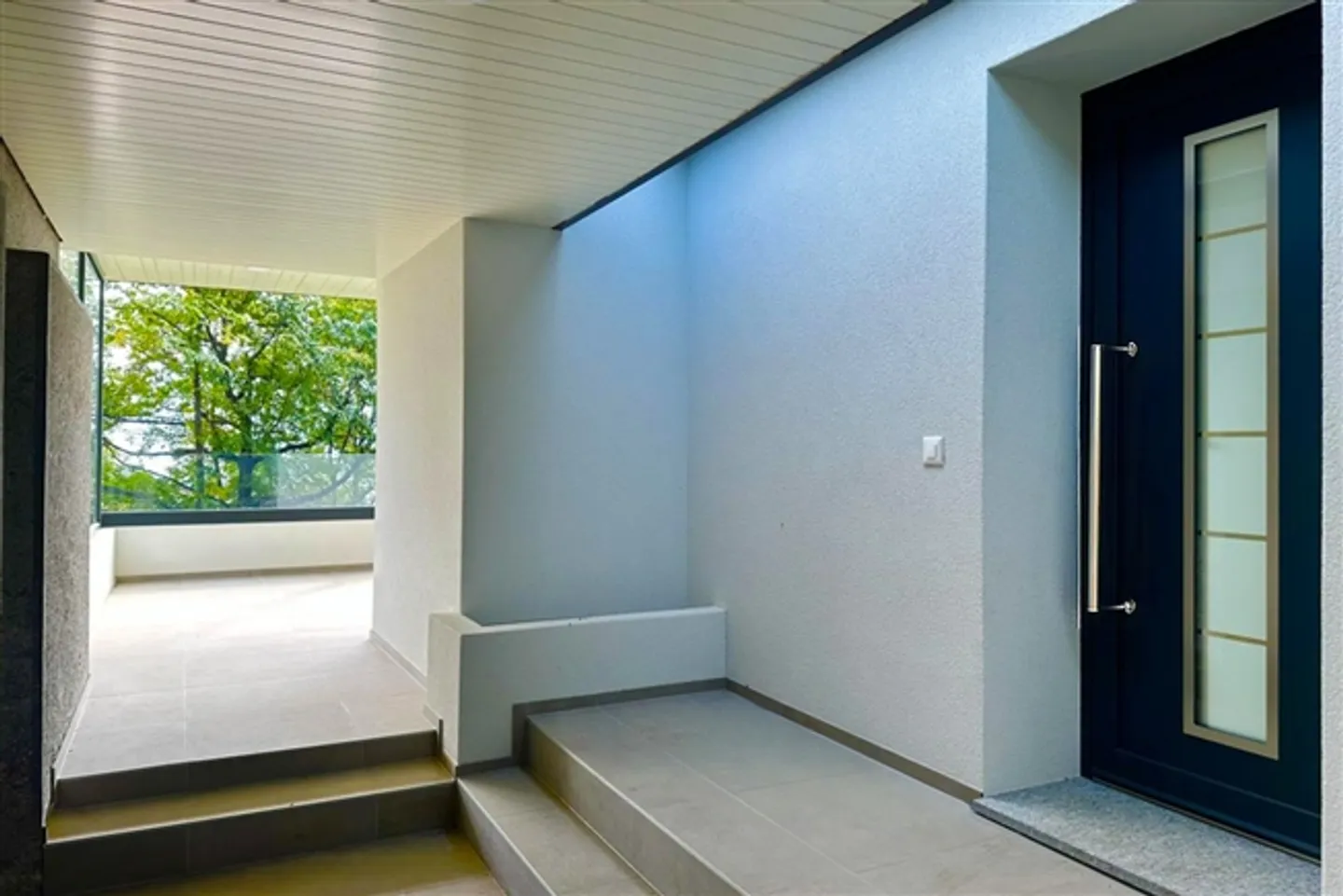 Spacious renovated villa in a quiet residential area - Photo 3 of 17