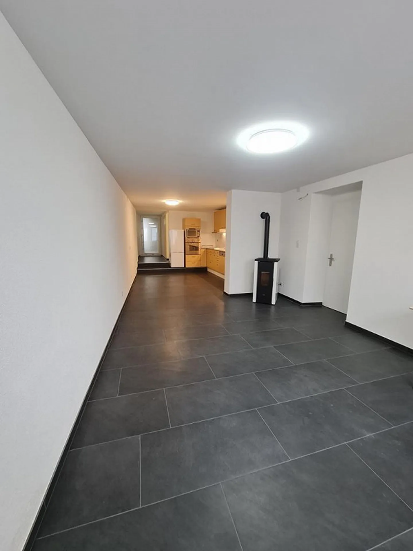 RENOVATED 1-ROOM APARTMENT ON THE GROUND FLOOR IN A CENTRAL LOCATION - Photo 2 of 3