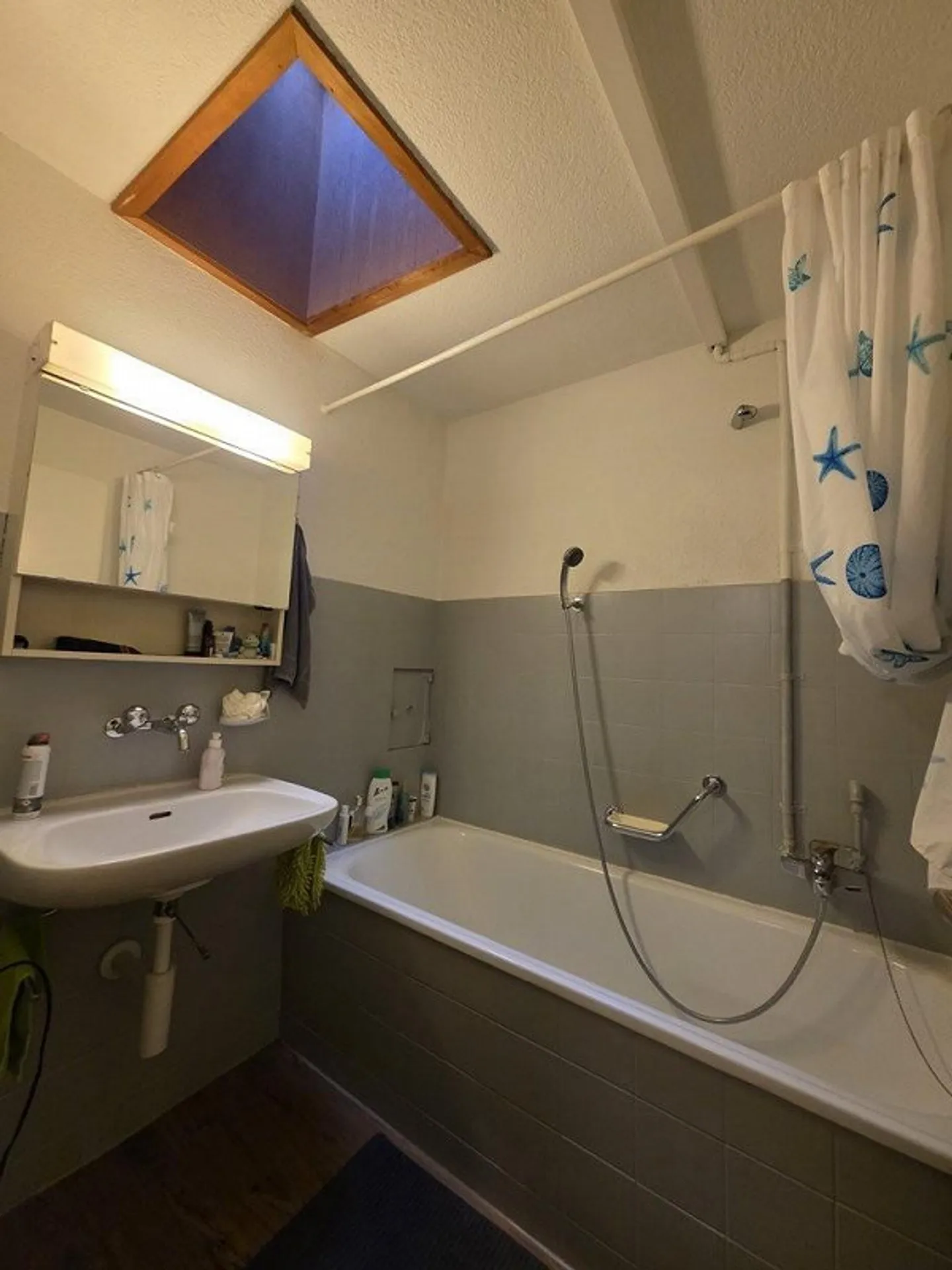 Charmante Dachwohnung mit Balkon - Foto 7 von 8