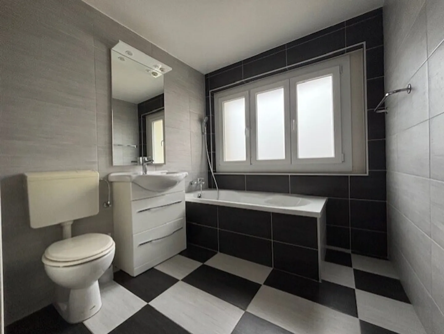 In Fontaine-Allée 2, app. 4,5 Zimmer - Foto 4 von 11