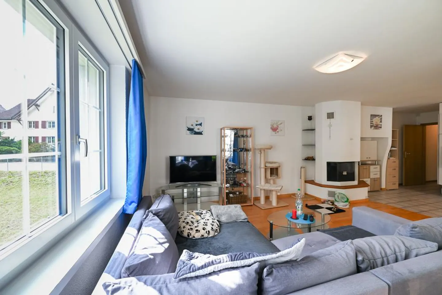 Charming home with fireplace and balcony - Photo 3 of 7