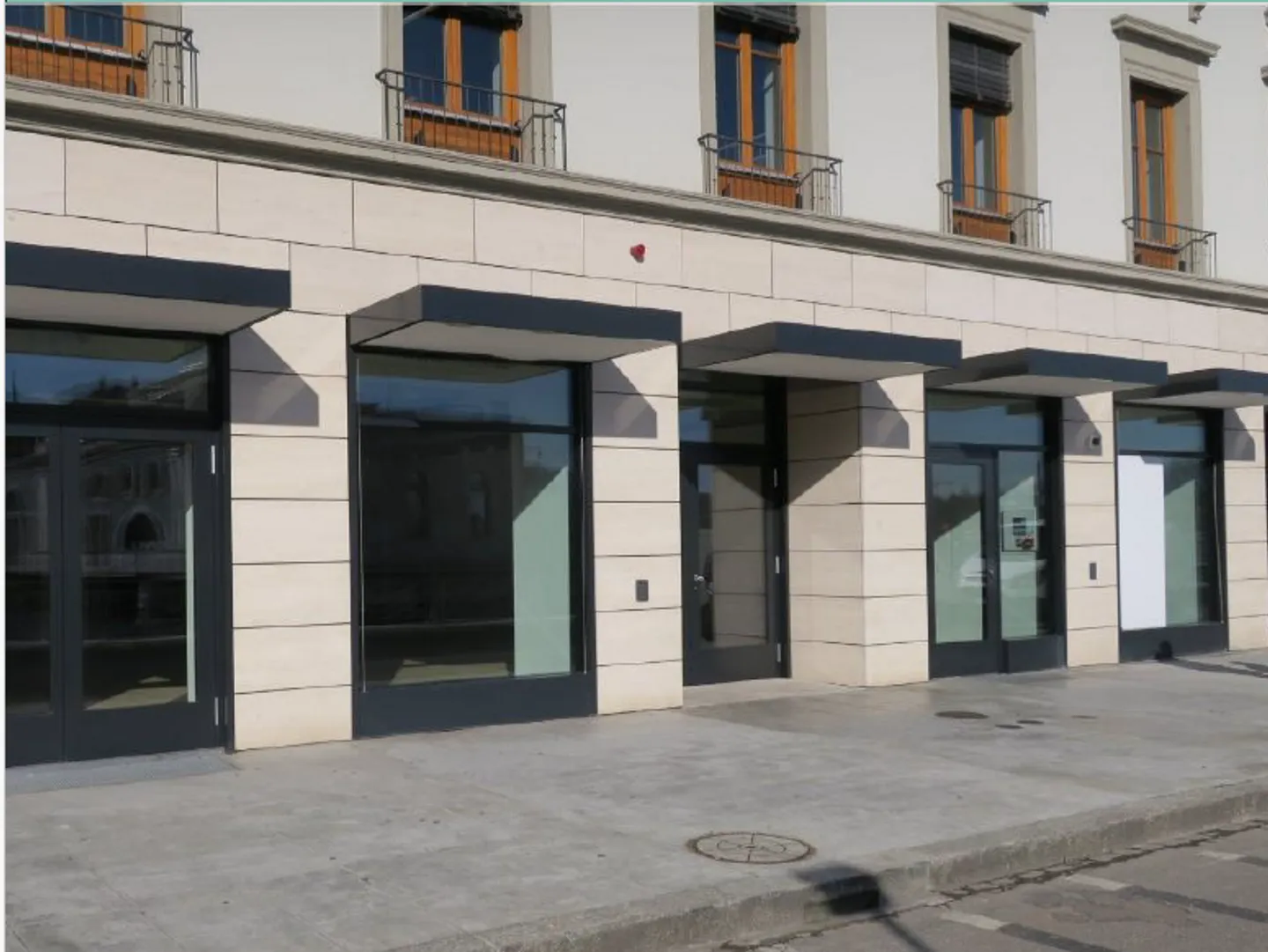 Spazio commerciale in un edificio storico nel centro di Ginevra - Foto 1 di 3