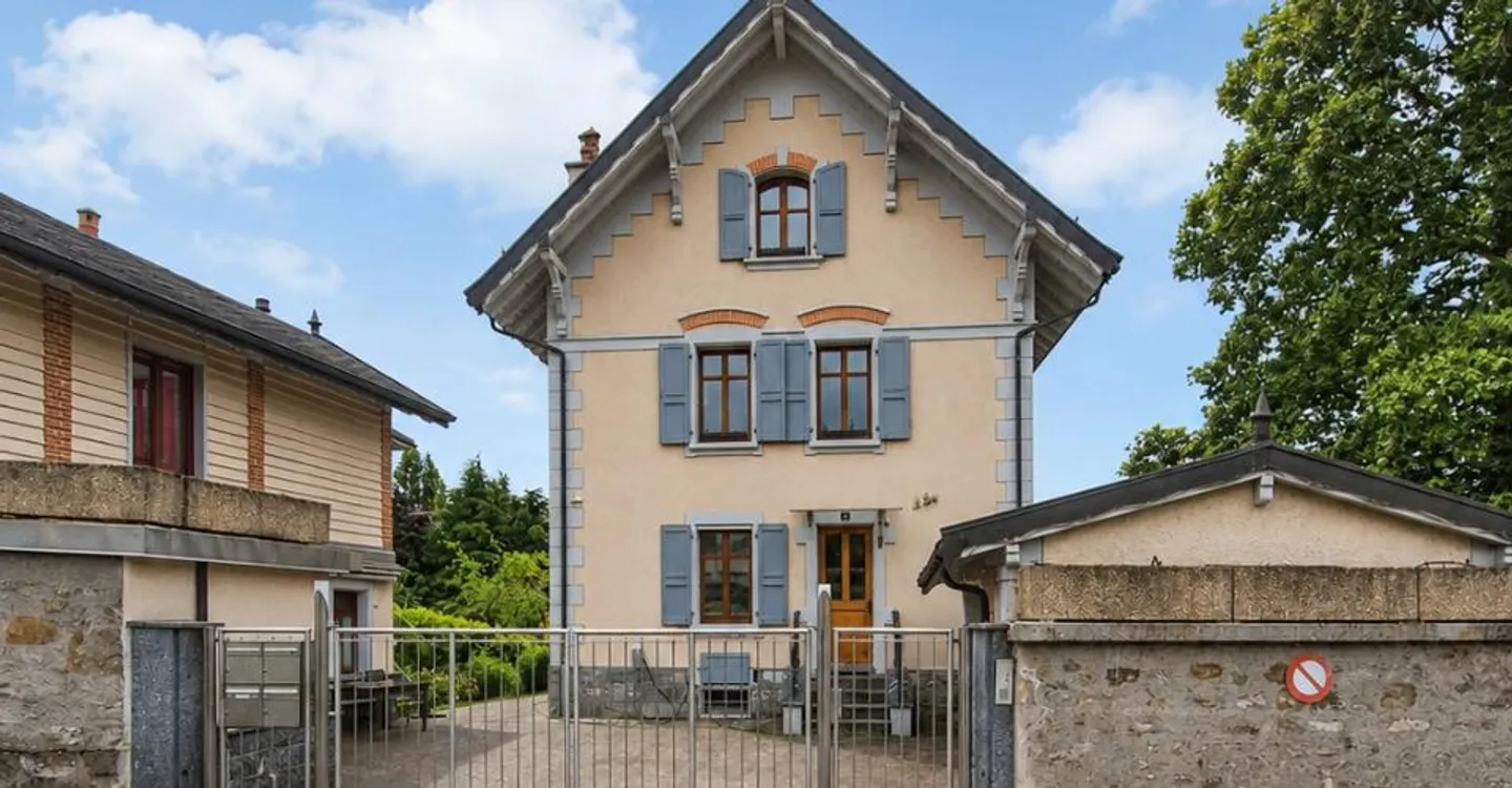 Casa padronale del 1903. Il fascino dell'antico nel cuore di Pully - Foto 4 di 11