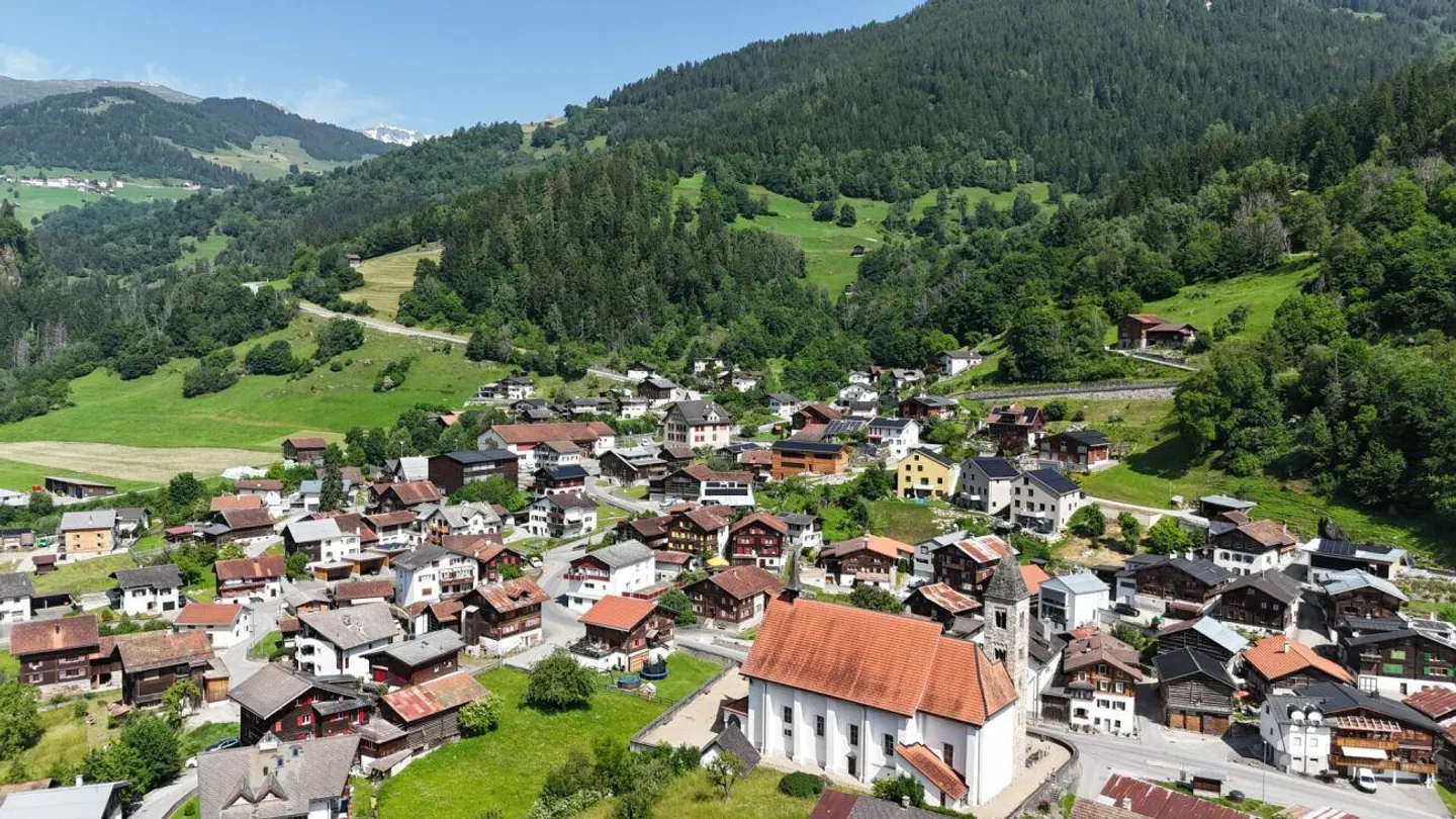 SECONDA CASA O NUOVA CASA (EFH) - VIVERE A RUEUN CON VISTA E TRANQUILLITÀ - Foto 1 di 12
