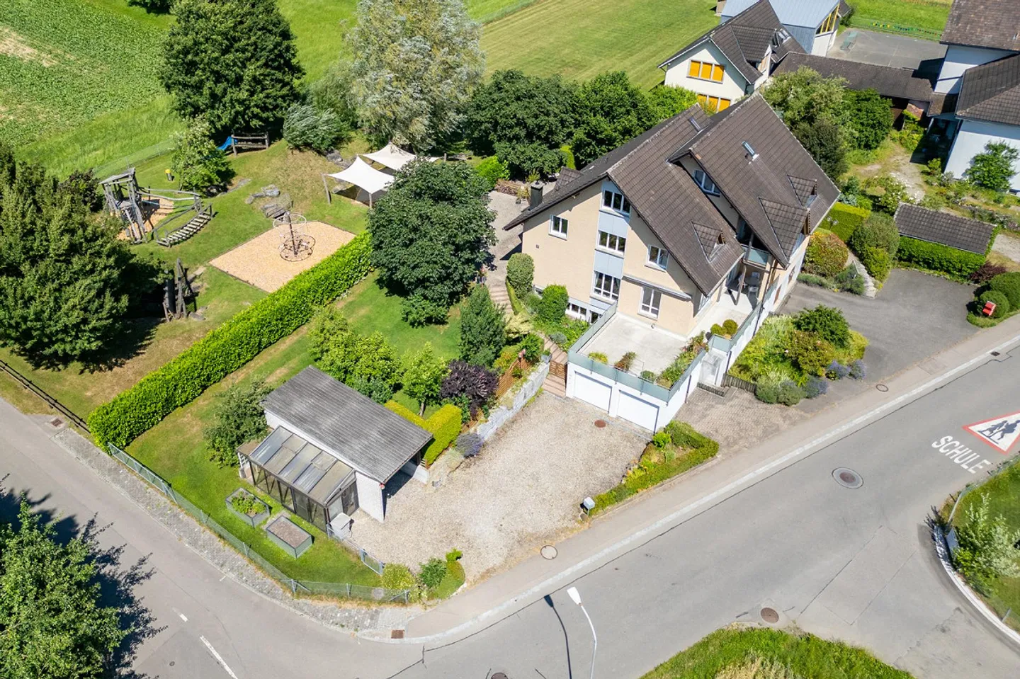 Maison résidentielle avec 3 unités et idylle de jardin - Photo 3 sur 28